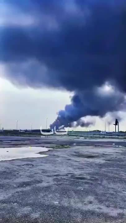 今天黎明时分，科威特主要港口舒韦赫遭到疑似伊朗无人机袭击