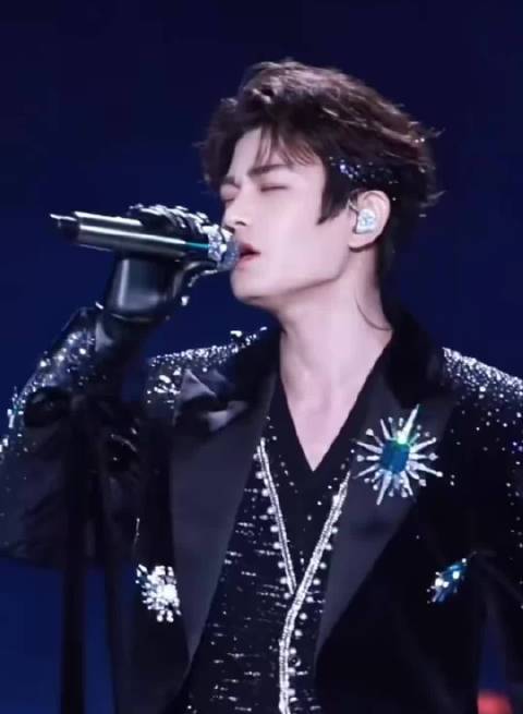 丁禹兮领奖不忘宣传新剧白日提灯