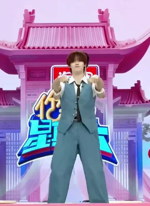 刘宇宁丁程鑫cha了摩托摇，两大帅哥同框对我眼睛太友好了！