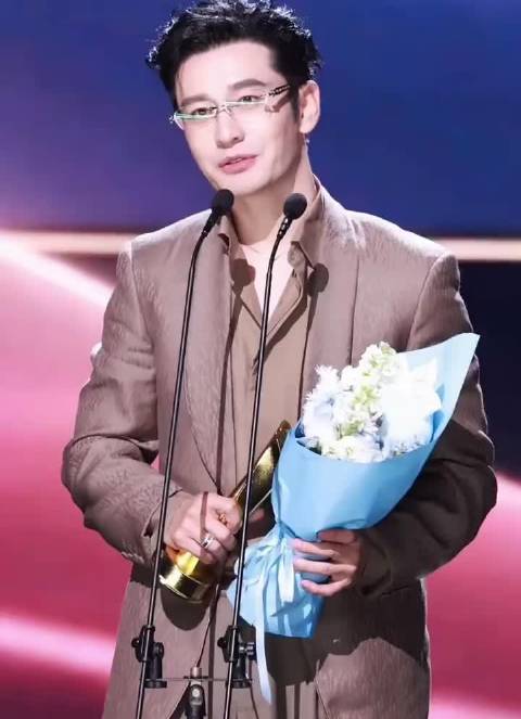 恭喜黄晓明荣获年度IP合伙人，期待晓明哥很多的新作品！