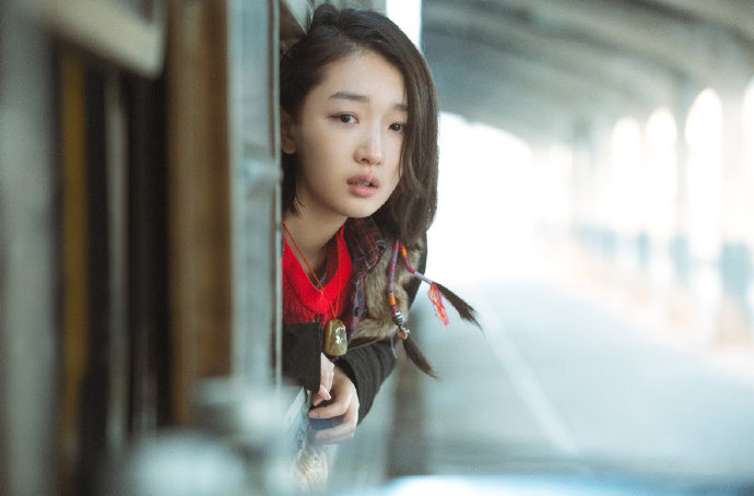 十年老粉一句哽咽叮咛，周冬雨红毯含泪拥抱回应