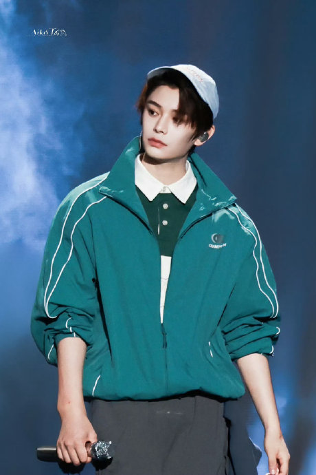 丁禹兮的《渡情》改编舞台，是如何结合杭州西湖场景进行设计的？