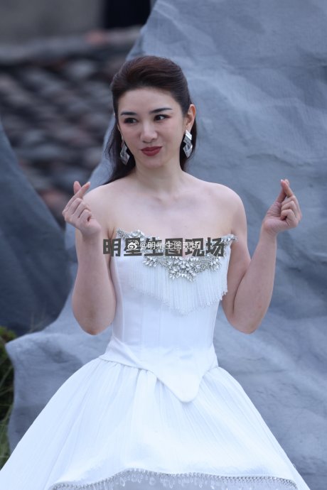 周冬雨白衣亮相与十年粉丝深情相拥，REDGALA故事主理人诠释何为光宗耀祖