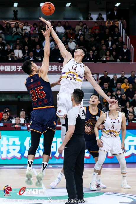 主教练闵鹿蕾如何评价北控男篮本赛季重返季后赛的整体表现和未来目标？