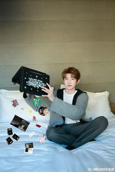 王源如何平衡音乐创作与专栏写作的双重身份？