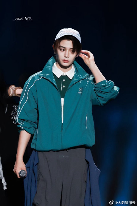 丁禹兮双舞台直拍惊艳全网：全开麦唱功稳，互动细节甜翻粉丝！