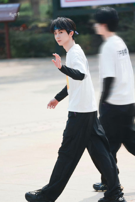 《奔跑吧》海口特别篇直播中，时代少年团具体的互动环节和内容是什么？