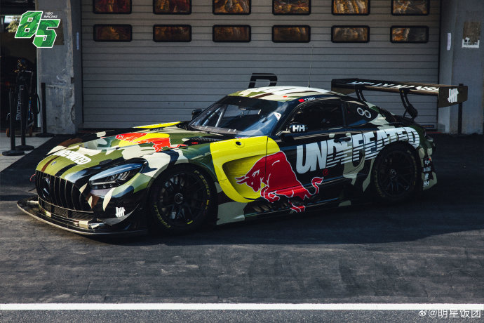 王一博在2026赛季季前测试中驾驶的赛车具体有什么特别的设计？