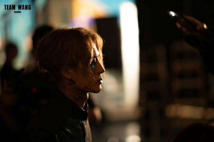 王嘉尔宣布的新专辑《MAGICMAN 2》预计何时发布并包含哪些风格？