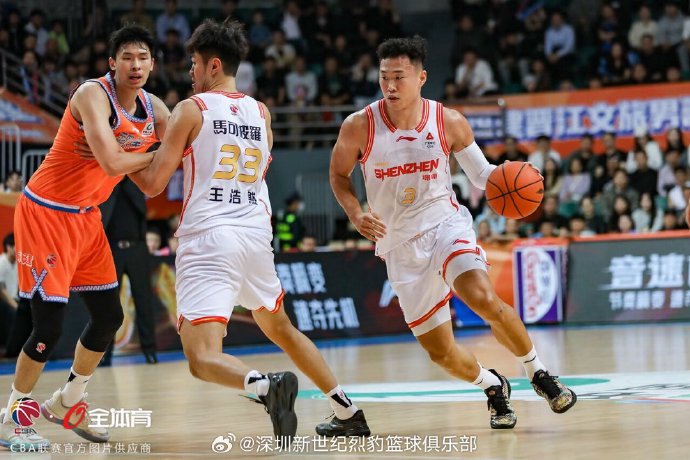 37岁周鹏助攻追平王仕鹏！深圳险胜福建豪取六连胜