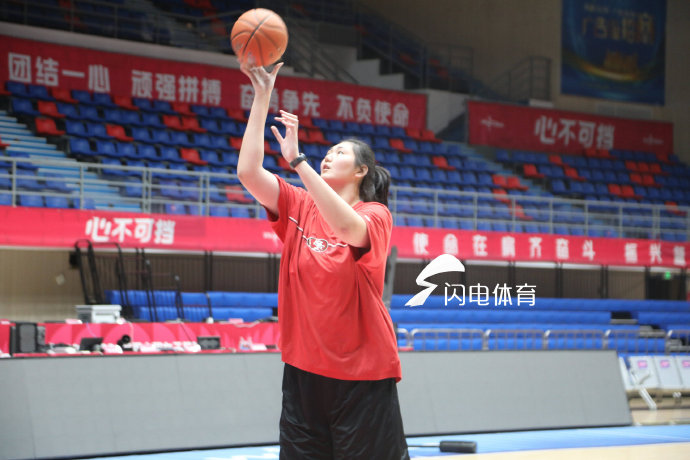 山东高速女篮的内线新星张子宇在本赛季有哪些高光表现？