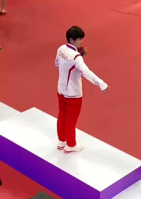 孙颖莎亚运夺冠后招呼对手同台合影