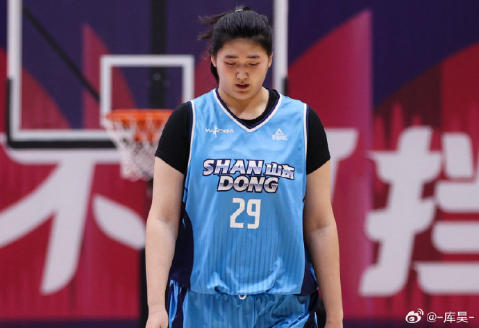 中国女篮围绕张子宇的战术体系存在哪些主要问题？