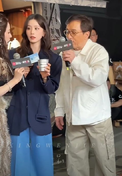 成龙在峨眉山REDGALA红毯上与粉丝进行了哪些具体互动？