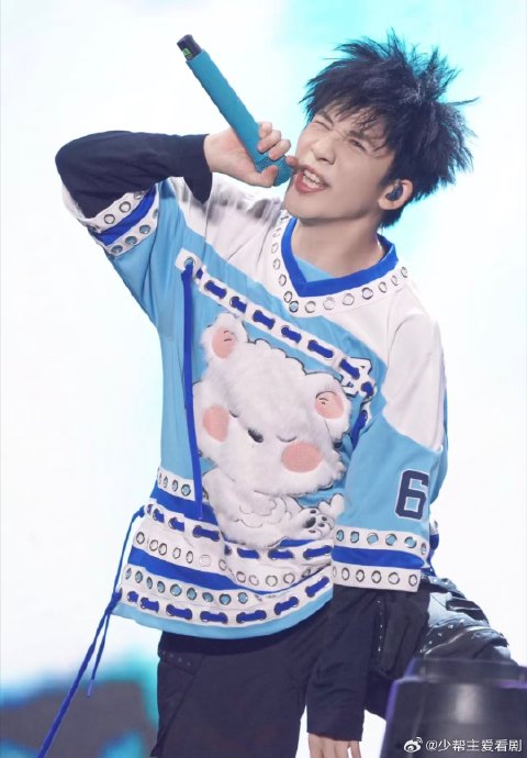 大张伟在《魔力歌先生》节目中是如何评价《鲜花》这首歌曲的？