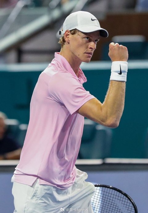 意大利网球选手辛纳在迈阿密大师赛半决赛是如何战胜兹维列夫的？