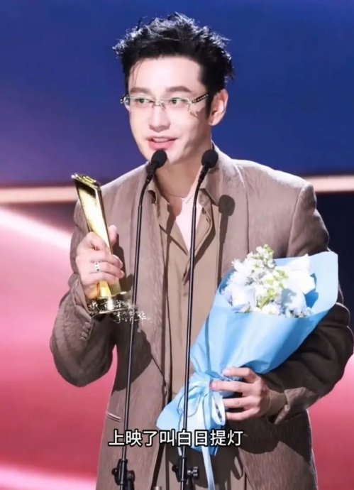 黄晓明作为《白日提灯》的出品人，具体负责了哪些幕后工作？