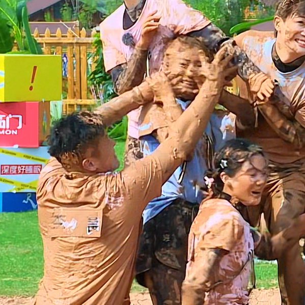 除了专业歌手，网友和UP主对《春泥》有哪些二次创作？