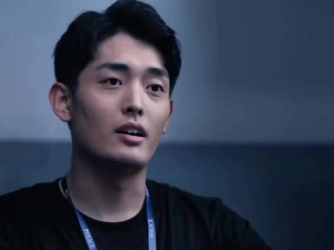 年轻警员渴望建立功勋，下起手来没轻没重的！