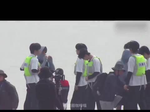 时代少年团奔跑吧合体录制，黄蓝大战引期待