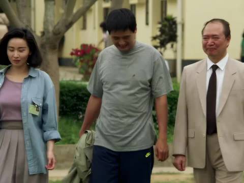 发哥越狱参加儿子的家长会，却不料竟意外偶遇典狱长