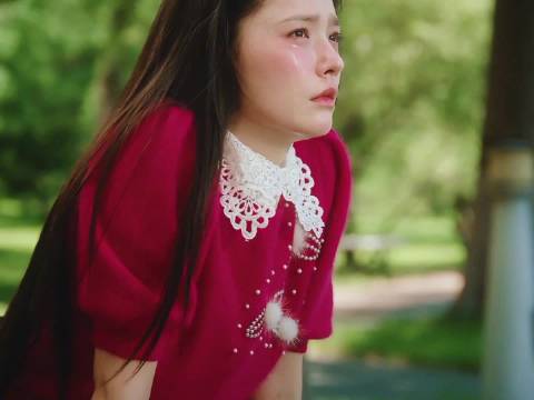 林允新剧哭戏引共鸣，角色追梦受挫痛哭