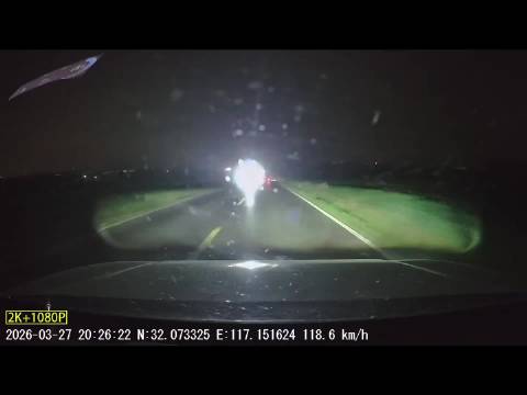 合肥惊险夜驾，远光灯致盲致小车飞入隔离带