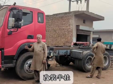 中国豪华卡车抵巴，白沙瓦师傅用简易工具改造半挂托头