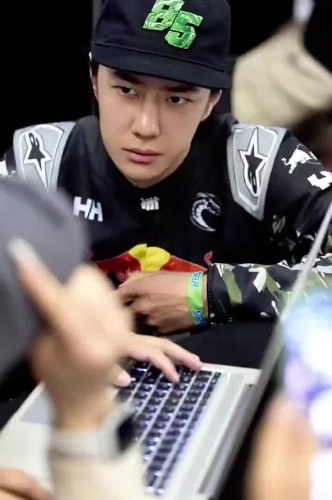 中国超级跑车锦标赛季前测试开启，王一博以85号车手身份参赛