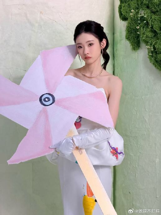 张艺凡赴上海签约6岁小画家，红毯着装背后的著作权示范课