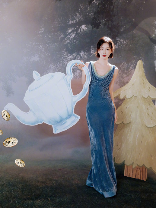 周冬雨前一周穿着平价丝绒裙亮相CMG盛典引发了哪些讨论？