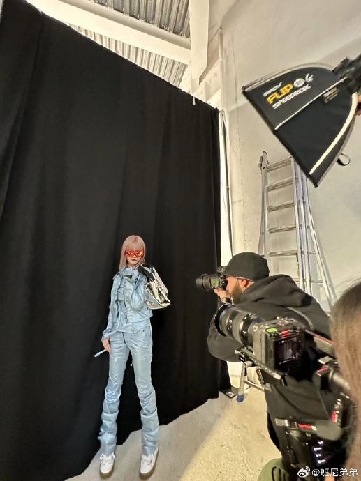 这次短发造型与沈梦辰早年在巴黎时装周的粉色短发有何不同？