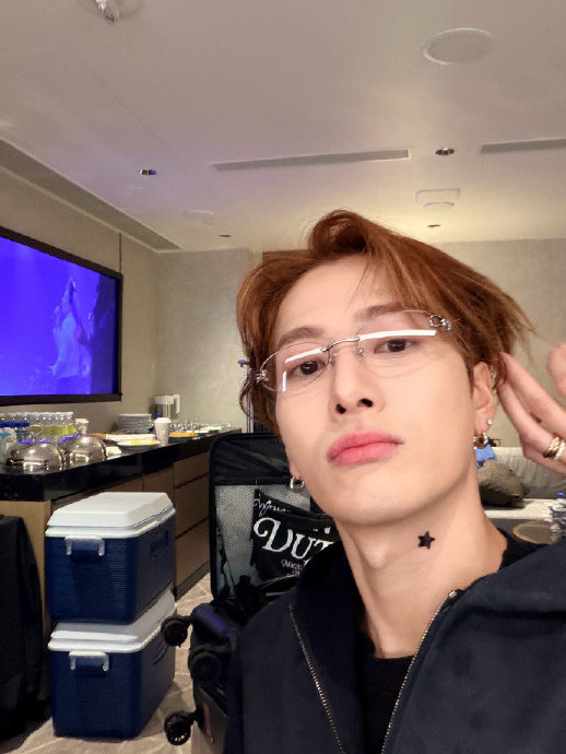 王嘉尔在32岁生日长文中具体提到了哪些对粉丝和父母的感谢内容？