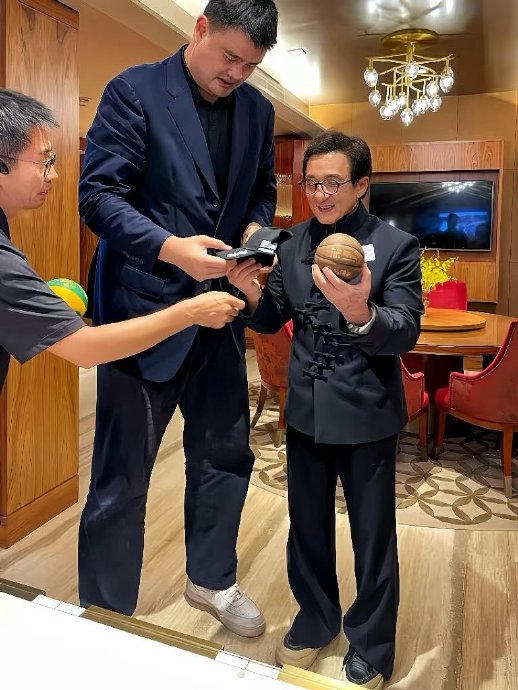 成龙此次亮相的龙纹国风长衫有何特殊的设计与文化寓意？