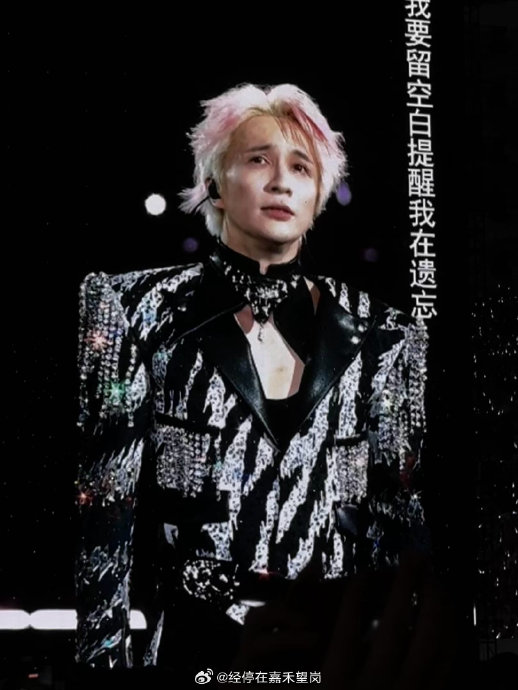 演唱会四面台达到了怎样的物理尺寸，它是如何设计兼顾各方位观众的？