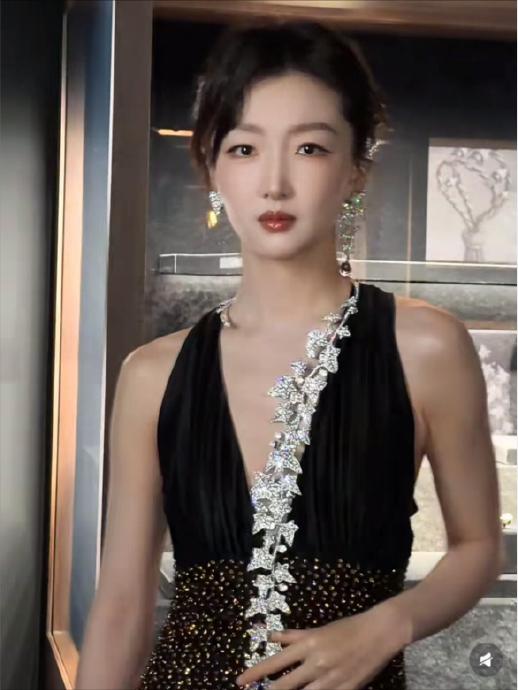 除了这次拥抱，周冬雨还有哪些日常宠粉的暖心细节？