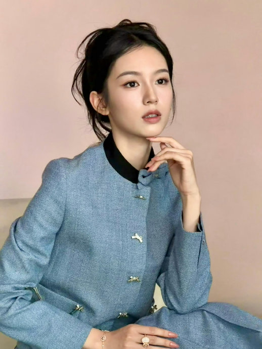 周也这波玩梗互动，对她的艺人形象和路人缘有怎样的影响？