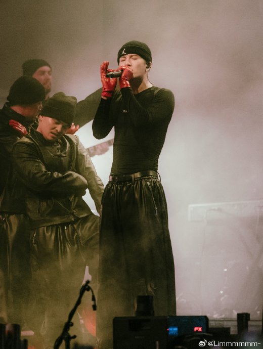 王嘉尔墨西哥演出引万人合唱，成首位征服拉美科切拉的中国歌手