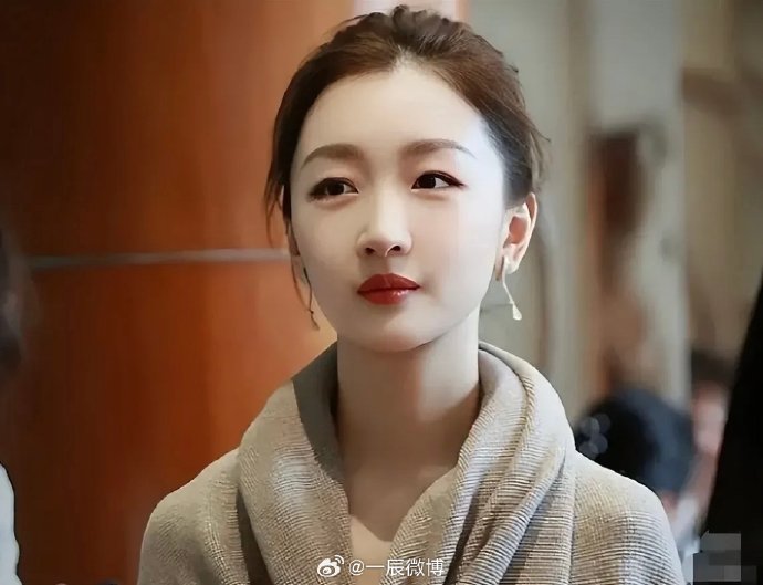 周冬雨未来在时尚和演艺事业上有什么新计划？