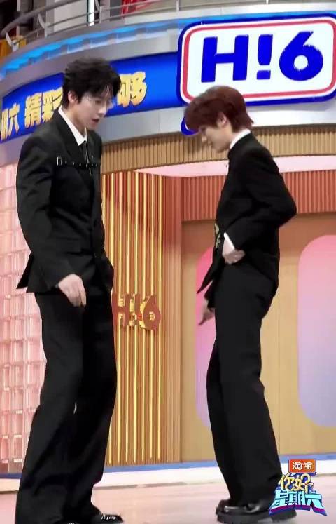 刘宇宁丁程鑫好权威的双人舞，两条大长腿迷的我都挪不开眼睛了！