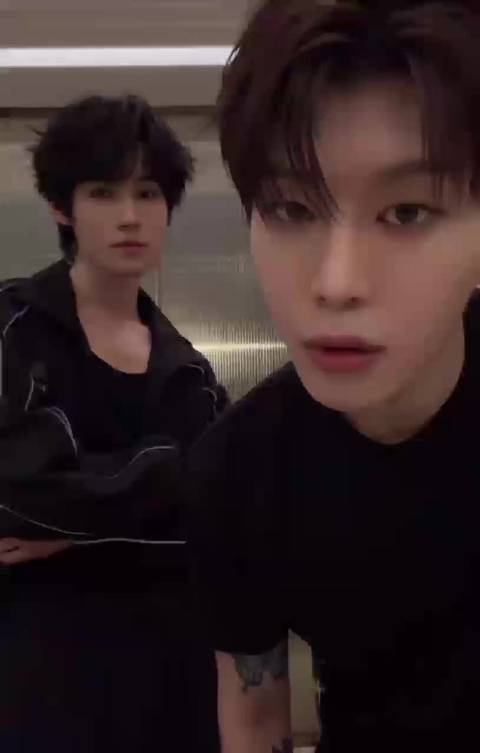 张真源范丞丞共创视频，妈呀俩魅魔谁懂一下……哥俩疯狂展示网速中！