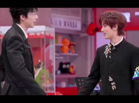 黑西装双人舞鲨疯了！卡点同步、长腿同框，这默契度直接封神