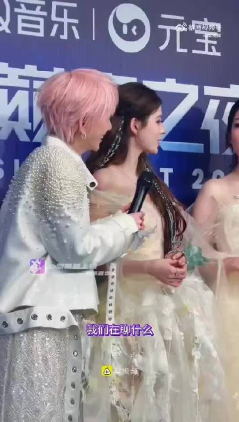 张予曦伦敦录节目颜值在线，私下学英语备战《合伙人》