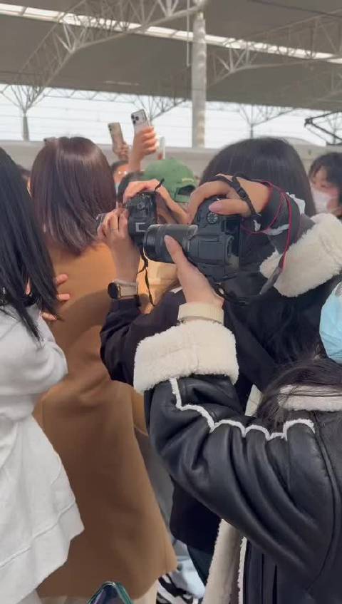 赵雅芝现身火车站引粉丝围堵,zmls自发维持秩序护安全
