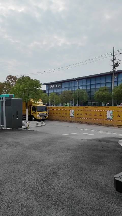 安徽首台尚界Z7到店，琥珀金绿配色亮相