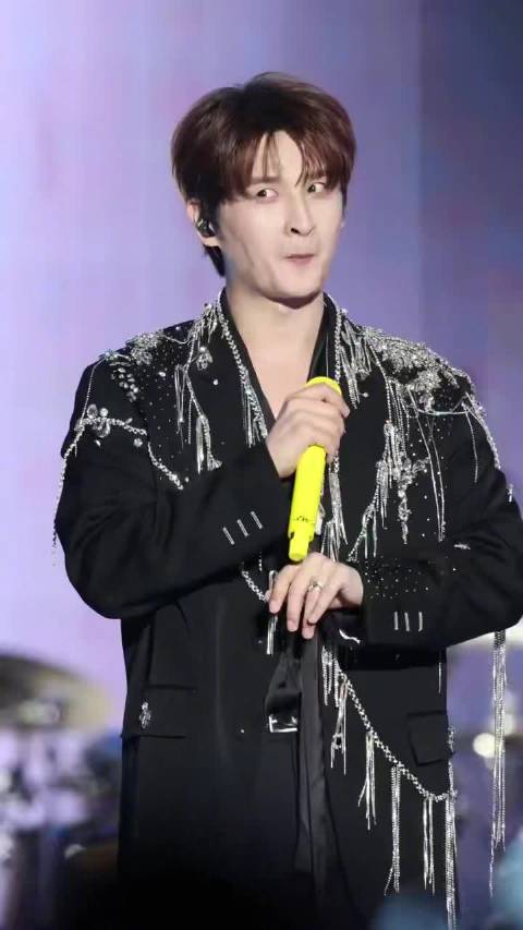张远苏州演唱会开唱，白色西装点缀血钻造型吸睛