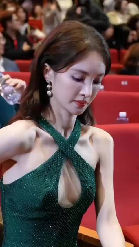 金晨好像不开心的样子呢