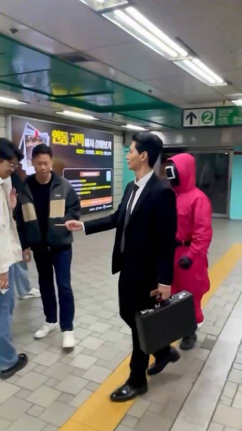 《鱿鱼游戏》首尔地铁发邀请函引爆社交传播