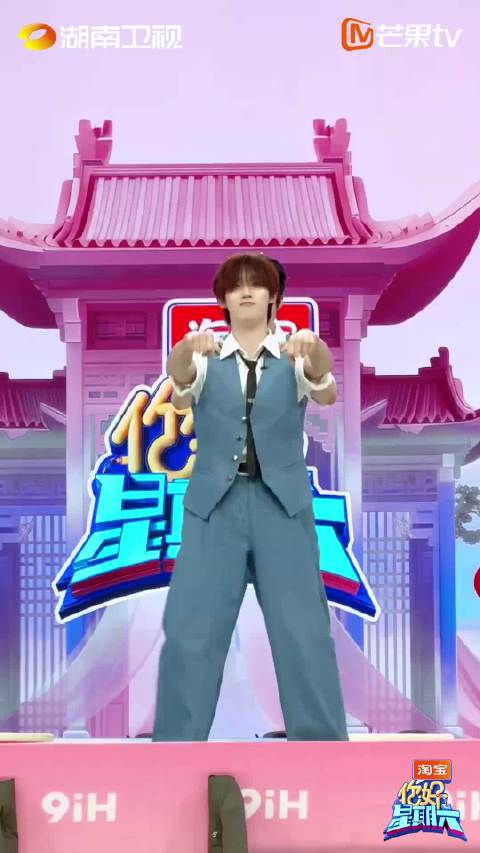 刘宇宁和丁程鑫两大长腿帅哥同框跳《摩托摇》，看完想坐你俩摩托后座上哈哈哈