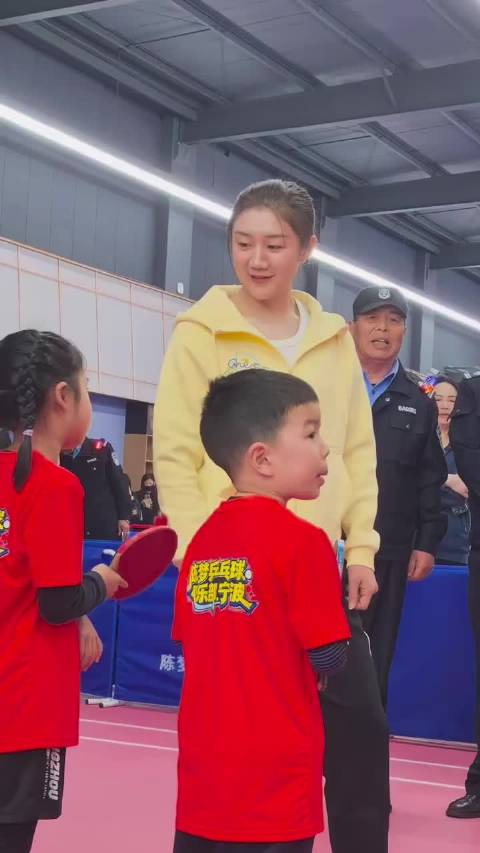 奥运冠军陈梦来宁波指导小朋友打球，超温柔，超细心的